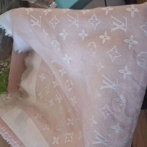 -3 low start Louis Vuitton huge shwal - Picture 4 of 4